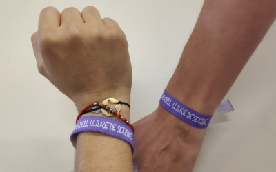 L'Ajuntament ha repartit més de 2.000 polseres de la campanya 'Només sí és sí' | Ràdio Sabadell